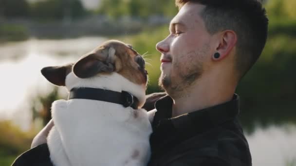 Close View Handsome Man Brooklyn Bulldog Owner Holding Abraçando Seu — Vídeo de Stock