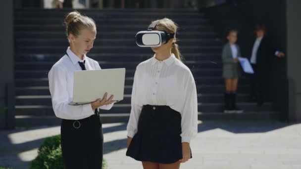 Dos Pequeños Trabajadores Oficina Trabajando Fuera Usando Auriculares Realidad Virtual — Vídeos de Stock