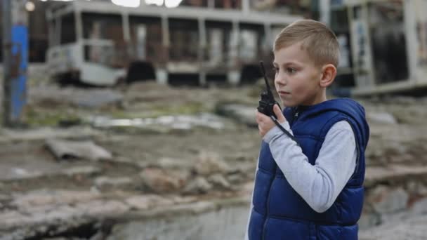 Chlapec Drží Vysílačku Mluví Když Stojí Zničené Továrně Dítě Dává — Stock video