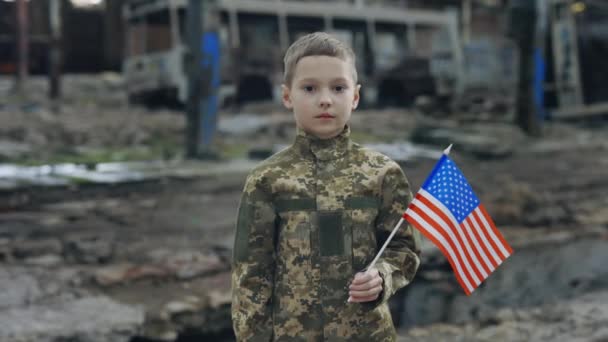 Egy Portré Kis Katonáról Aki Amerikai Zászlót Tart Kezében Katonai — Stock videók
