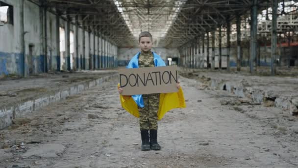 Портрет Маленького Солдата Картоні Українському Прапорі Який Тримає Картон Руці — стокове відео