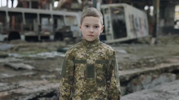 Portré Kis Katonáról Aki Katonai Egyenruhát Visel Állva Pusztítás Hátterében — Stock videók
