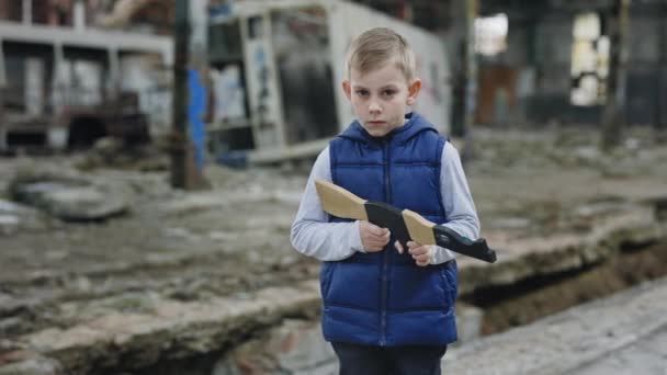 Portret Samca Dziecka Trzyma Zabawkę Tle Zniszczonego Miejsca Męskie Zabawy — Wideo stockowe