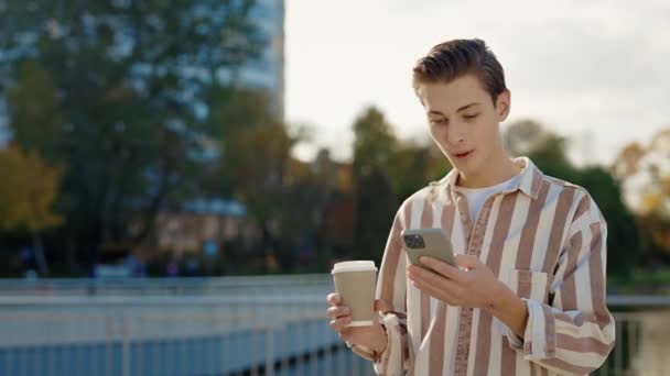 Spännande Vit Ung Man Firar Prestation Tittar Smartphone Lyckad Manlig — Stockvideo