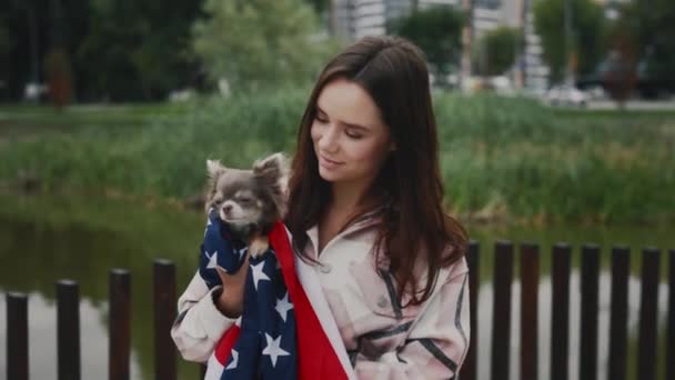 Porträt Der Kaukasischen Glücklichen Besitzerin Die Lächelt Ihren Kleinen Chihuahua — Stockvideo