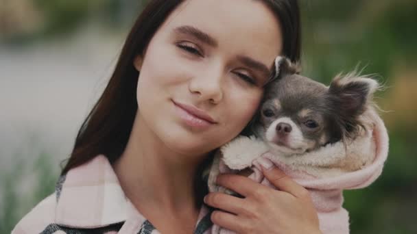 Retrato Mulher Caucasiana Feliz Pet Proprietário Abraçando Seu Filhote Cachorro — Vídeo de Stock