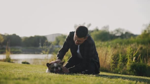Parkta Yatan Brooklyn Bulldog Una Okşayan Aşkını Gösteren Kafkas Adam — Stok video
