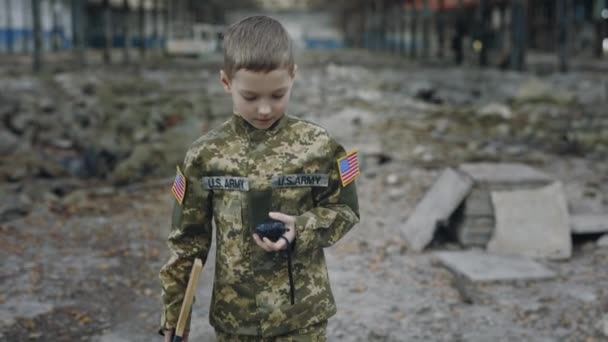 Jongen Die Militaire Uniformen Draagt Een Gevechtsmissie Houdt Een Walkietalkie — Stockvideo