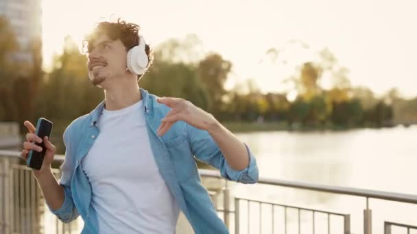 Veselý Vousatý Chlap Nosí Sluchátka Chůze Venku Tanec Pomocí Smartphone — Stock video