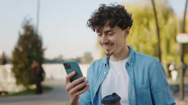 Vousatý Muž Kráčí Ulici Pomocí Svého Chytrého Telefonu Smskování Přáteli — Stock video