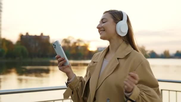 Весела Дівчина Вдягає Навушники Ходить Свіжому Повітрі Допомогою Smartphone Music — стокове відео
