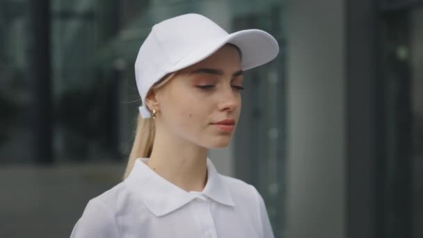 Jonge Glimlachende Mooie Blanke Vrouwelijke Werknemer Dragen Witte Uniformen Kijkend — Stockvideo