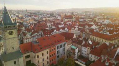 Çek Cumhuriyeti Prag 'daki Eski Şehir Meydanı' nda Güzel Hava Panoramik Uçuşu. Orta Avrupa. Güneş ışığı. Orta Avrupa 'da bir ortaçağ şehrinde inanılmaz bir günbatımı. Drone Görüntüsü.