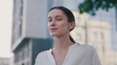 Resmi kıyafetli, gülümseyen beyaz bir kadın. Dışarıdaki kameraya bakıyor. Kendini iyi hisset, iş kadını portresi. İş Çekici Modern Yönetici Oldukça Yavaş Hareket