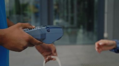 Teslimatçı Kredi Kartı 'ndan nakit ödeme paketi. İnternette. Postacı Postası Emri Müşteriye Veriyor. Bağlantısız NFC Terminal Ödeme. Kapat.