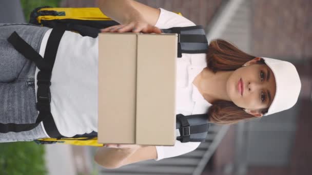 Verticale Video Portret Van Een Blanke Postvrouw Die Papieren Dozen — Stockvideo