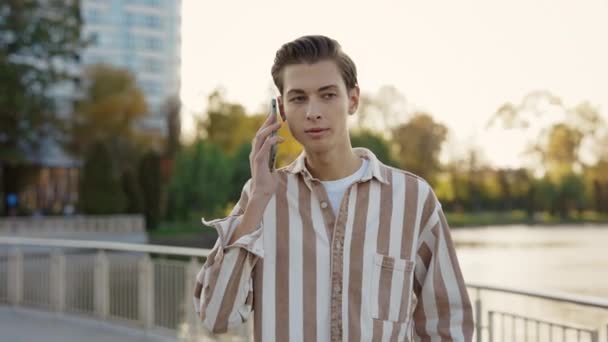 Den Unge Kaukasiske Mannen Pratar Med Sina Vänner Medan Han — Stockvideo