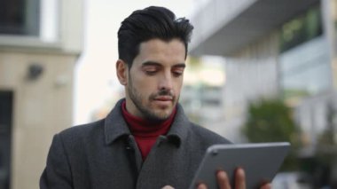 Şehirdeki Çok Irklı Genç İşadamının Tablet Tarama İnternetini Kullanarak Portresi. Sokak Mesajları, Kaydırma Uygulamaları 'nda çalışan mutlu stil sahibi adam. Teknoloji ve İş Konsepti