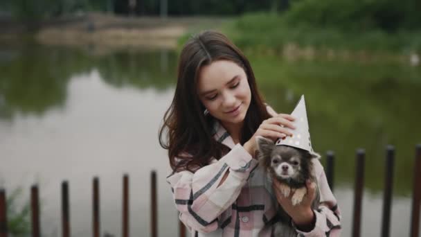 Porträt Der Schönen Jungen Kaukasischen Frau Mit Dem Niedlichen Chihuahua — Stockvideo