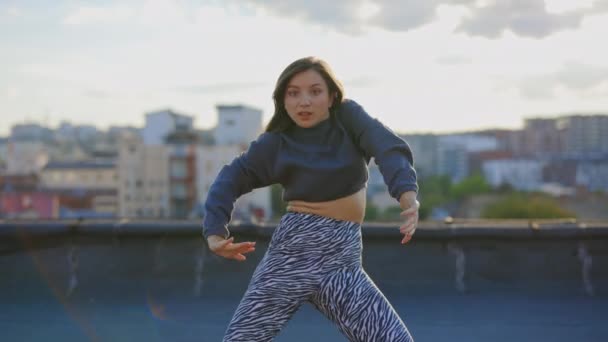 Cool Flicka Begåvad Hip Hop Woman Dansar Takgolvet Stirrar Kameran — Stockvideo
