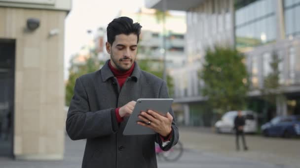 Multietnico Giovane Imprenditore Standinh All Aperto Città Utilizzando Tablet Browsing — Video Stock