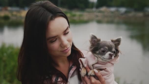 Portret Van Jonge Blanke Vrouw Knuffelend Hondje Staand Het Park — Stockvideo