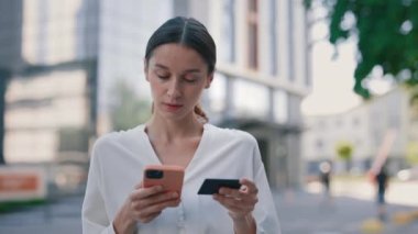Beyaz İş Kadınları Müşteri Alıcısı Şehirde, Cep Telefonu Akıllı Telefonu Kullanarak Satın Alım Yapıyor ve Banka Kartı İşlem Düzenleme Uygulamasında Ödeme Sayısına Girdi