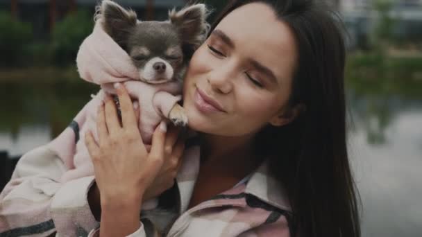 Ελκυστική Γυναίκα Pet Ιδιοκτήτης Κλειστά Μάτια Αγκαλιάζει Και Φιλάει Chihuahua — Αρχείο Βίντεο