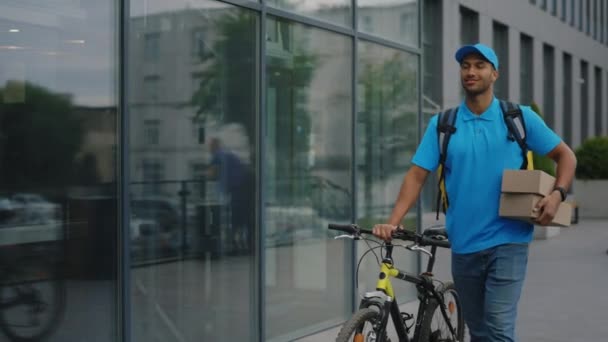 2018 Positive African American Delivery Man Uniformis Walking Business Centre — 비디오