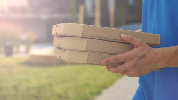 Man Courier Leva Uma Pizza Suas Mãos Para Cliente Indo — Vídeo de Stock