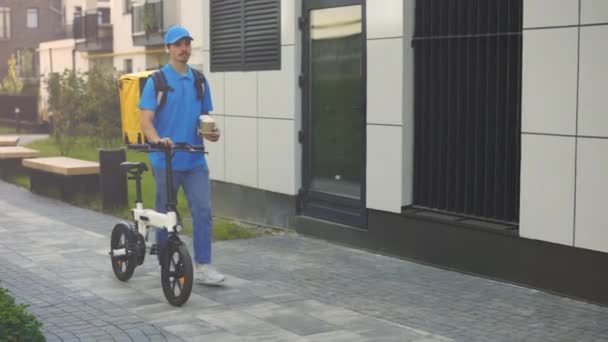 Courier Bicicleta Branca Bonito Leva Café Suas Mãos Para Cliente — Vídeo de Stock