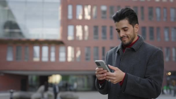 Multirazziale Bell Uomo Piedi Fuori Utilizzando Suo Smartphone Strisciando Maschio — Video Stock