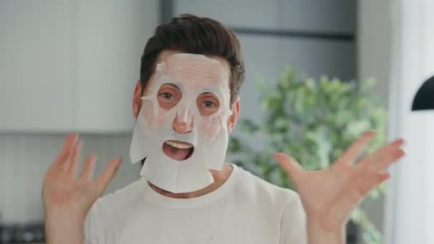 재밌는 부엌에서 의새로운 집에서 기쁨을 느끼는 그림을 얼굴에하이 드라인 마스크를 — 비디오