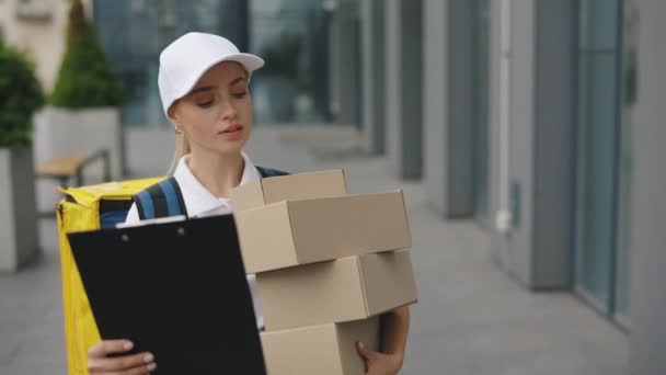 Courrier Féminin Caucasien Portant Uniforme Blanc Approchant Bureau Des Usines — Video