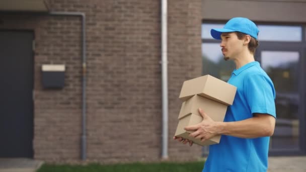 Beyaz Erkek Postacının Karton Kutuları Tutarken Görüntüsü Dışarıda Yürüyordum Kutuları — Stok video