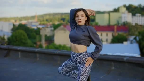 Кавказька Молода Жінка Хіп Хоп Емоційно Танцює Стільниці Дивлячись Камері — стокове відео