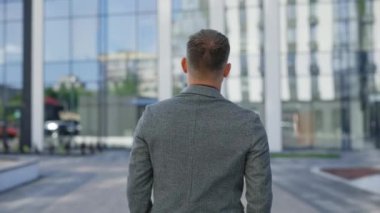 Başarılı Kafkas Erkek Yöneticisi İşe Dönüş, Arka Görünüm. Klasik Takım Elbiseli Yakışıklı 30 Yaşındaki En İyi Yöneticinin Ofise Yürüyüşü. İş İnsanı Konsepti