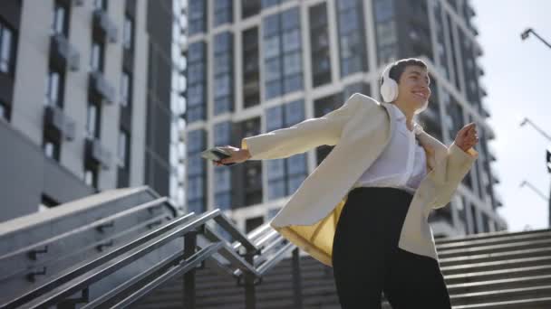Funny Crazy Atrakcyjne Business Woman Noszenie Słuchawek Walking Outdoors Dancing — Wideo stockowe