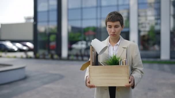Menedżerka Wychodzi Biura Skrzynką Zwolnieniu Pracy Smutna Kobieta Trzymająca Pudełko — Wideo stockowe
