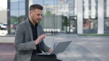 Webcam 'in konferansta kulaklık takan ciddi bir beyaz iş adamı. Odaklanmış Yakışıklı Yönetici Video Konferansı sırasında Laptop Konuşmasına Bakıyor İş Yeri 'nin yanında otururken