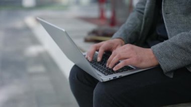 Kafkas İşadamı Kullanıcı Elleri Laptop Klavyesinde Klavyede Yazıyor, İş adamı Profesyonel PC Yazılım Teknolojisi Konseptiyle dışarıda çalışıyor. Görüntüyü Kapat