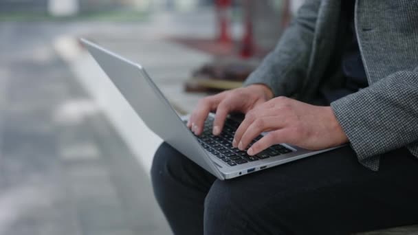 Caucasian Businessman User Hands Тип Клавіатурі Laptop Sitting Bench Businessman — стокове відео