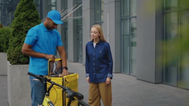Glada Afroamerikanska Kurir Blå Uniform Leverera Mat Papperspaket Till Vackra — Stockvideo