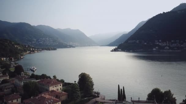 意大利阿尔卑斯山科莫湖水的无人机拍摄 从空中俯瞰科莫地区的湖泊和山脉 — 图库视频影像
