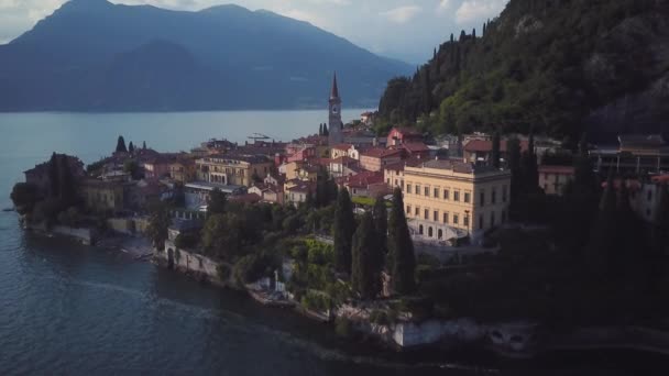 瓦伦纳古城的空中景观 意大利科莫湖的五彩斑斓的房屋和浪漫的地标 供夏季旅游用 — 图库视频影像