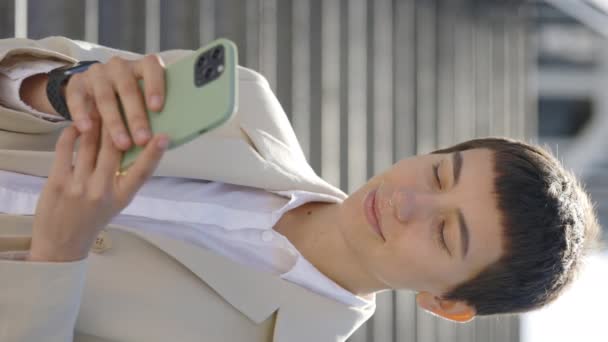 Dikey Video Şaşırdım Kafkasyalı Mutlu Kadın Evinde Smartphone Undan Ticaret — Stok video