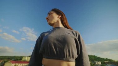 Çekici hip hop yetenekli kadın dansçısının portresi çatıda dikilip dışarıdaki kameraya bakıyor. Çatıda poz veren kadın model. Eğlence. İnsanlar ve eylem konsepti