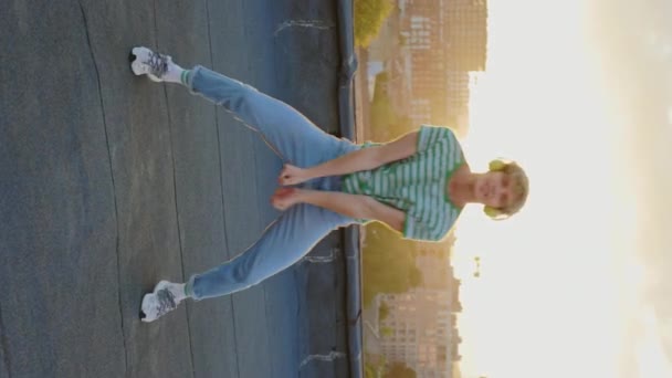 Függőleges Videó Kaukázusi Mosolygós Férfi Táncos Kortárs Táncol Tetőn Naplementekor — Stock videók