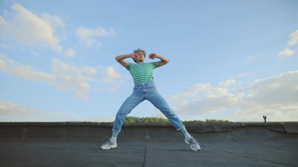 Joven Bailarina Caucásica Interpretando Música Contemporánea Azotea Hombre Disfrutando Danza — Vídeos de Stock