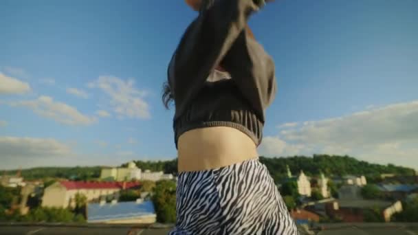 屋上で踊るクールな才能のヒップホップ女性は 外で驚くべきジェスチャーや動きを実行するカメラを見つめています 芸術家 ストリートダンス — ストック動画
